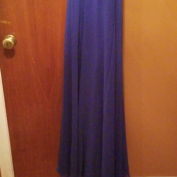 Gown - Picture 4 of 5